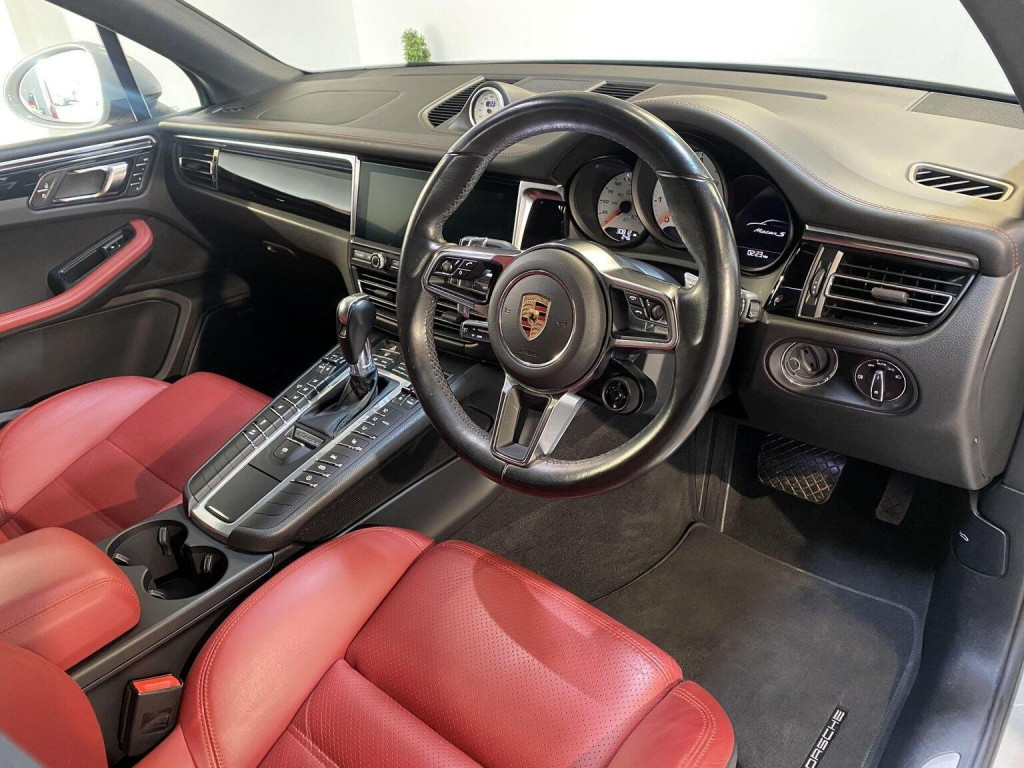 PORSCHE MACAN