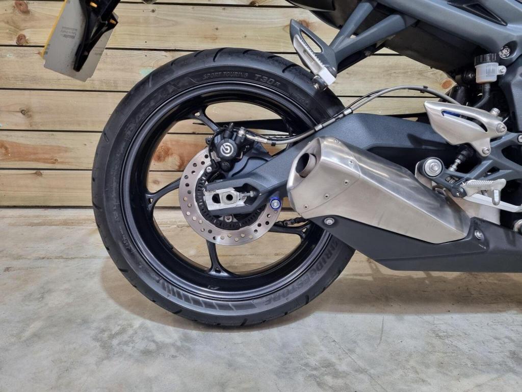 TRIUMPH STREET TRIPLE 675