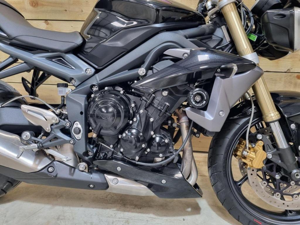 TRIUMPH STREET TRIPLE 675