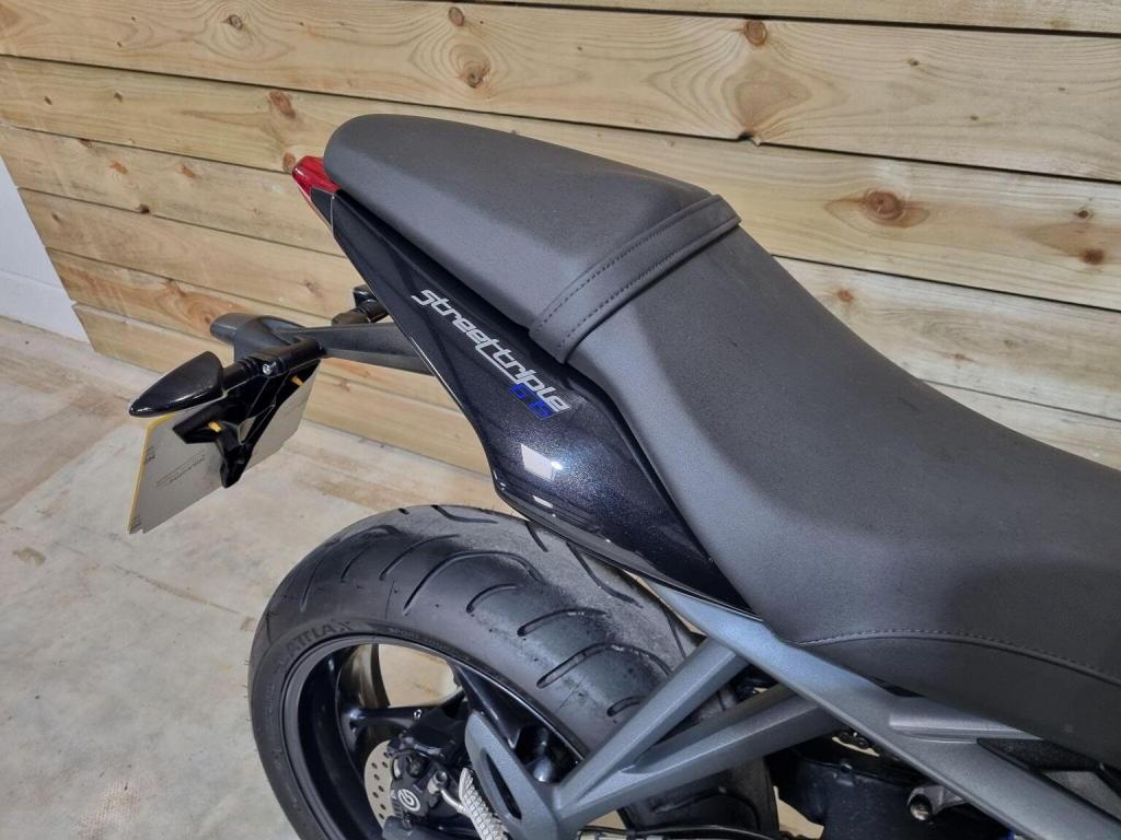 TRIUMPH STREET TRIPLE 675
