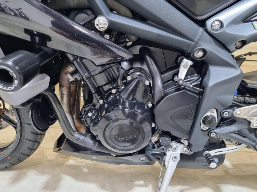 TRIUMPH STREET TRIPLE 675