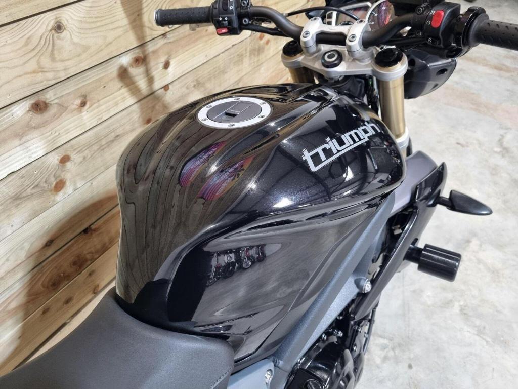 TRIUMPH STREET TRIPLE 675