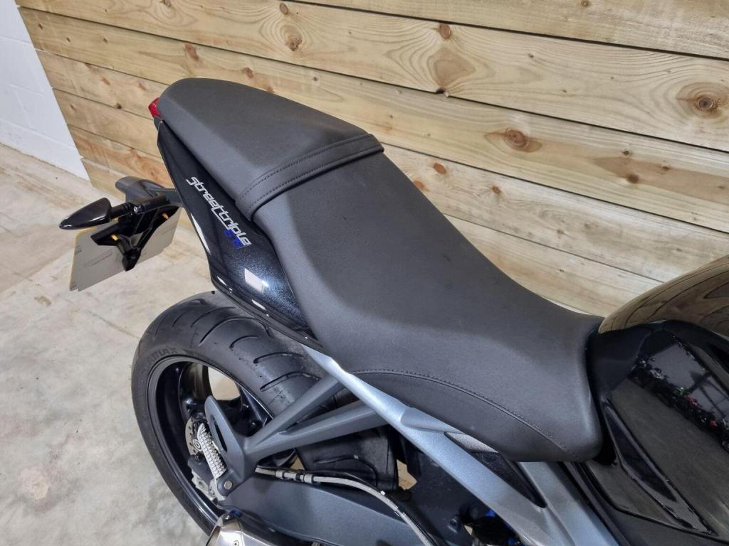 TRIUMPH STREET TRIPLE 675