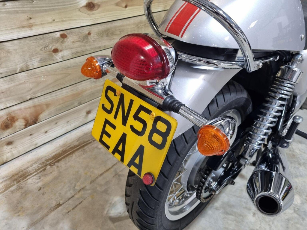 TRIUMPH THRUXTON 900