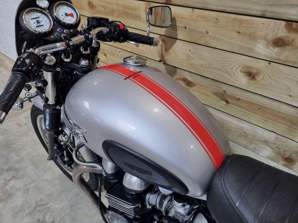 TRIUMPH THRUXTON 900