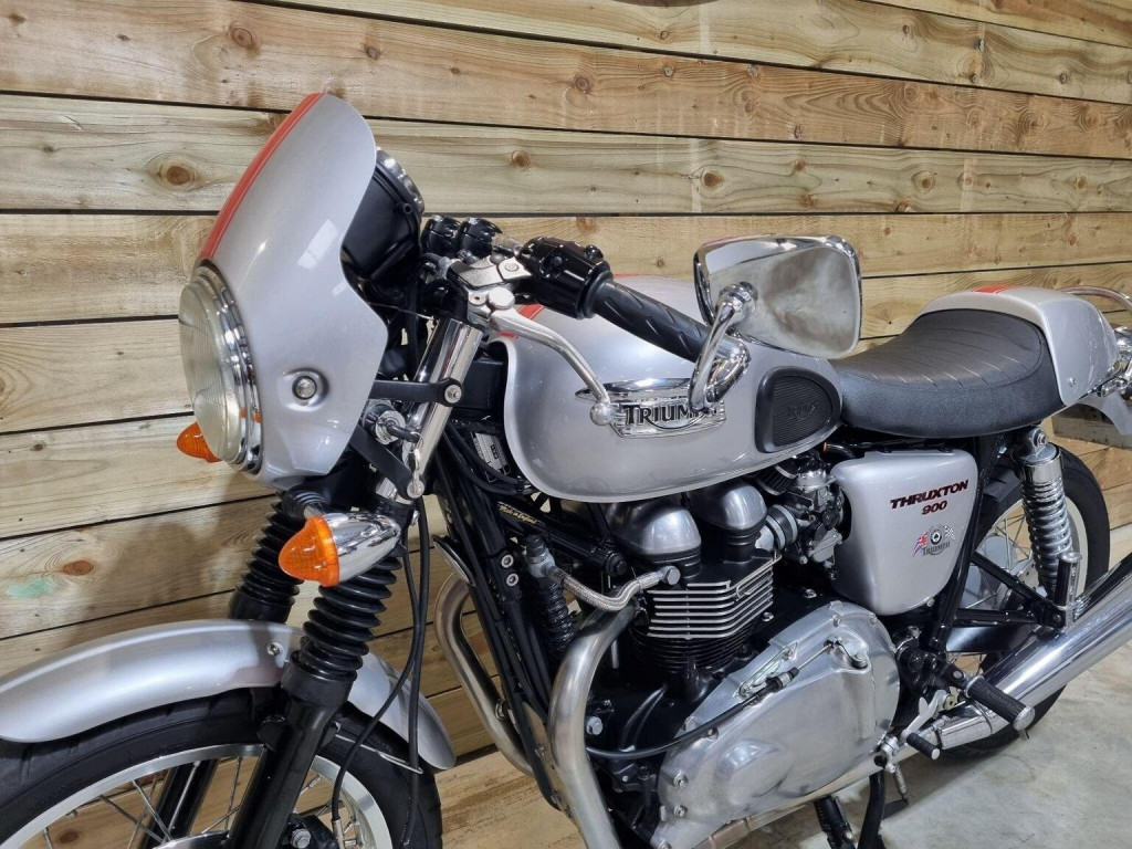 TRIUMPH THRUXTON 900