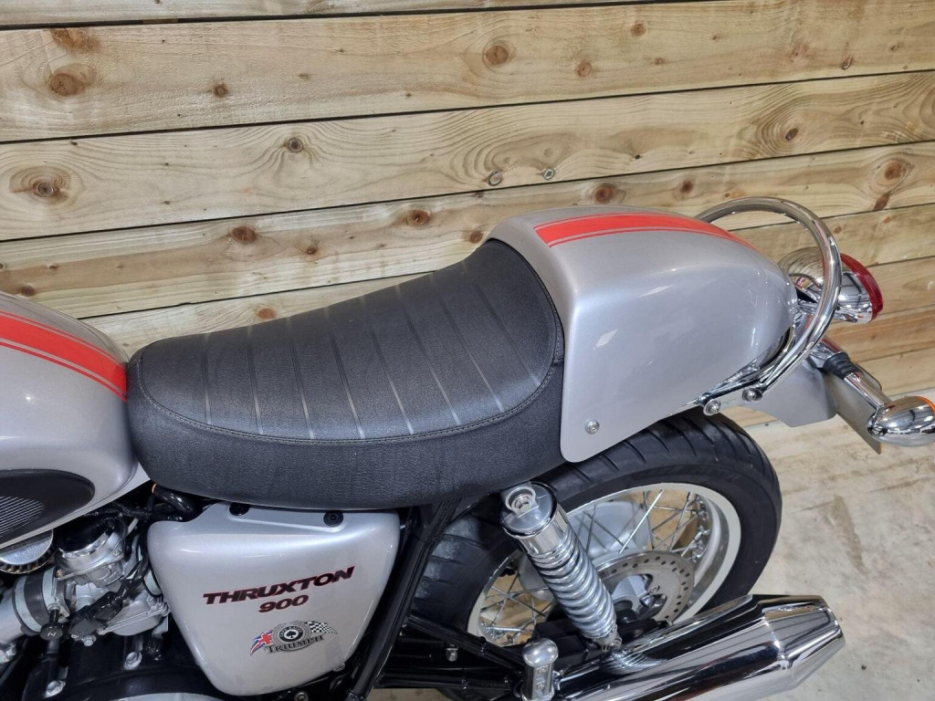 TRIUMPH THRUXTON 900