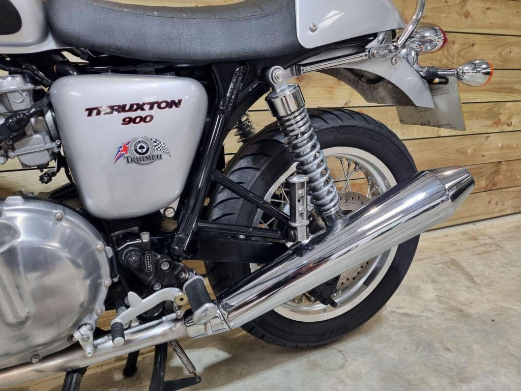 TRIUMPH THRUXTON 900