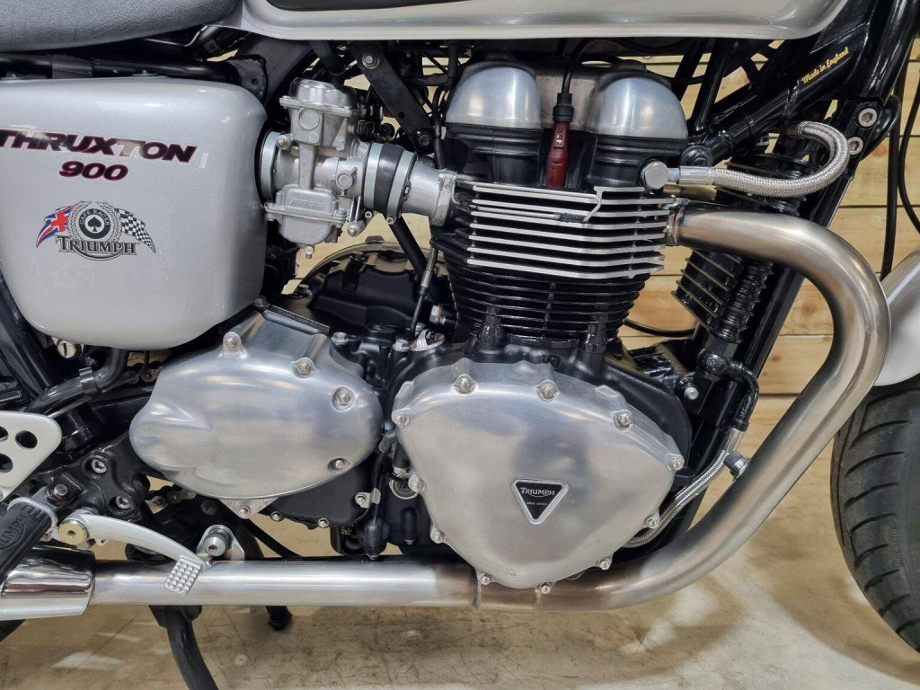 TRIUMPH THRUXTON 900