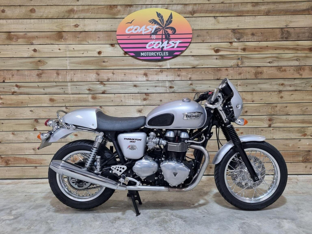 TRIUMPH THRUXTON 900