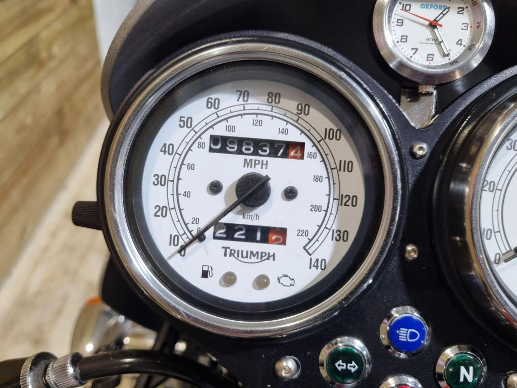 TRIUMPH THRUXTON 900