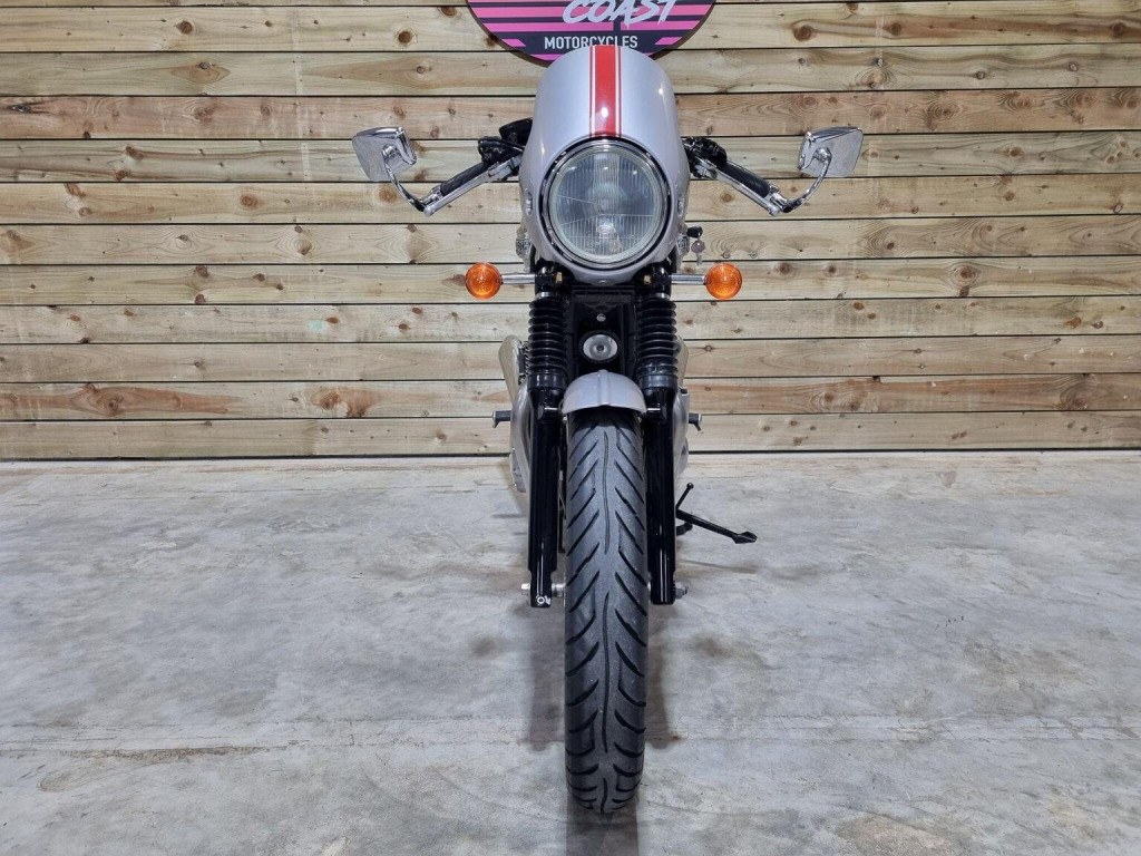 TRIUMPH THRUXTON 900