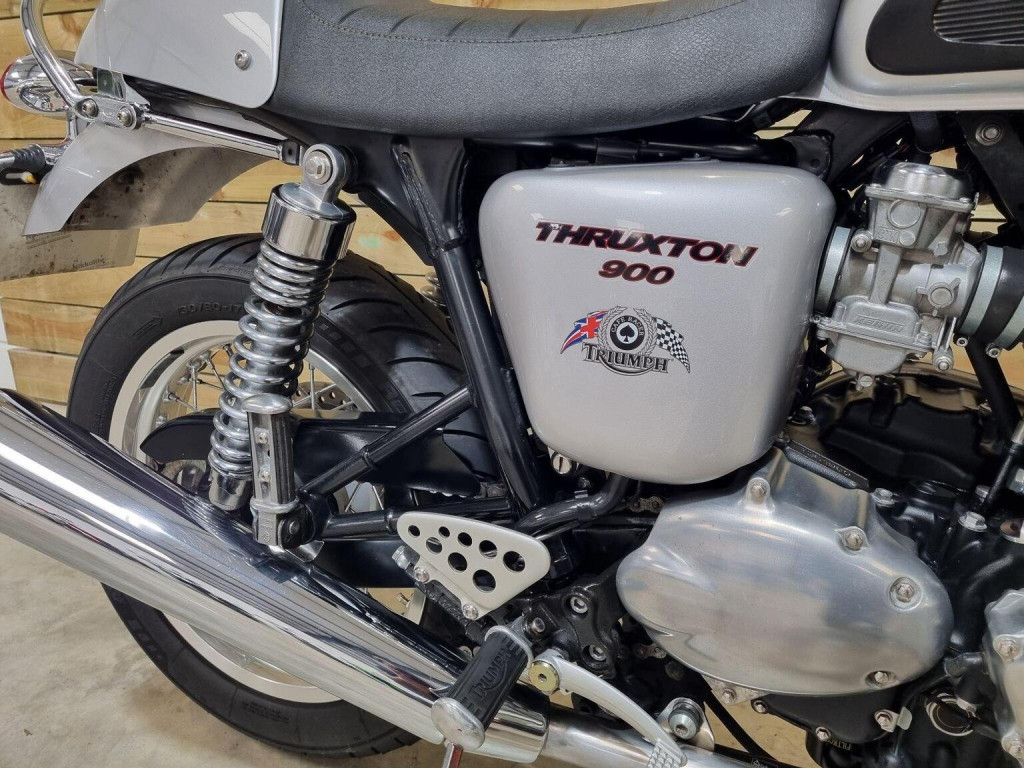 TRIUMPH THRUXTON 900