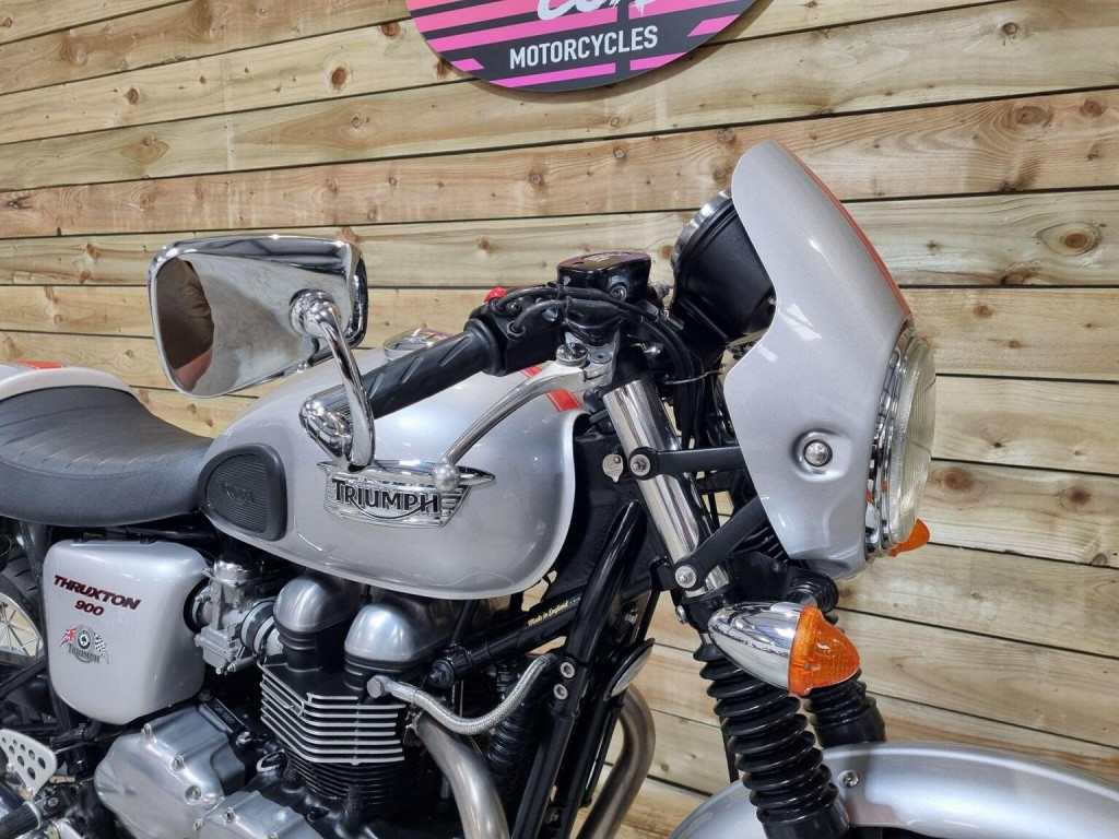 TRIUMPH THRUXTON 900