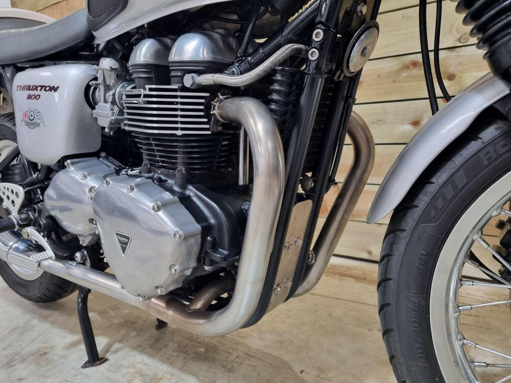 TRIUMPH THRUXTON 900