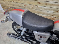 TRIUMPH THRUXTON 900