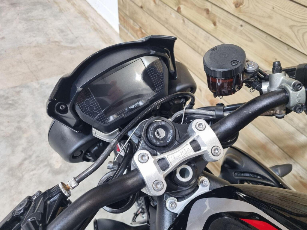 TRIUMPH STREET TRIPLE 765