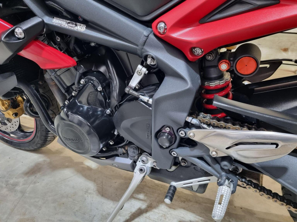 TRIUMPH STREET TRIPLE 675