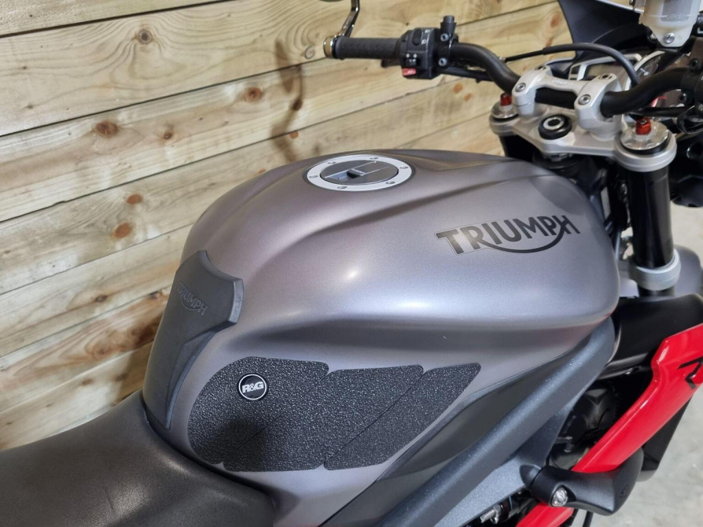 TRIUMPH STREET TRIPLE 675