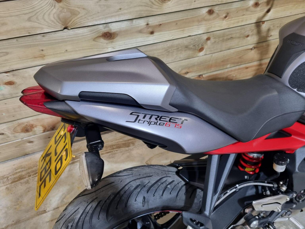 TRIUMPH STREET TRIPLE 675