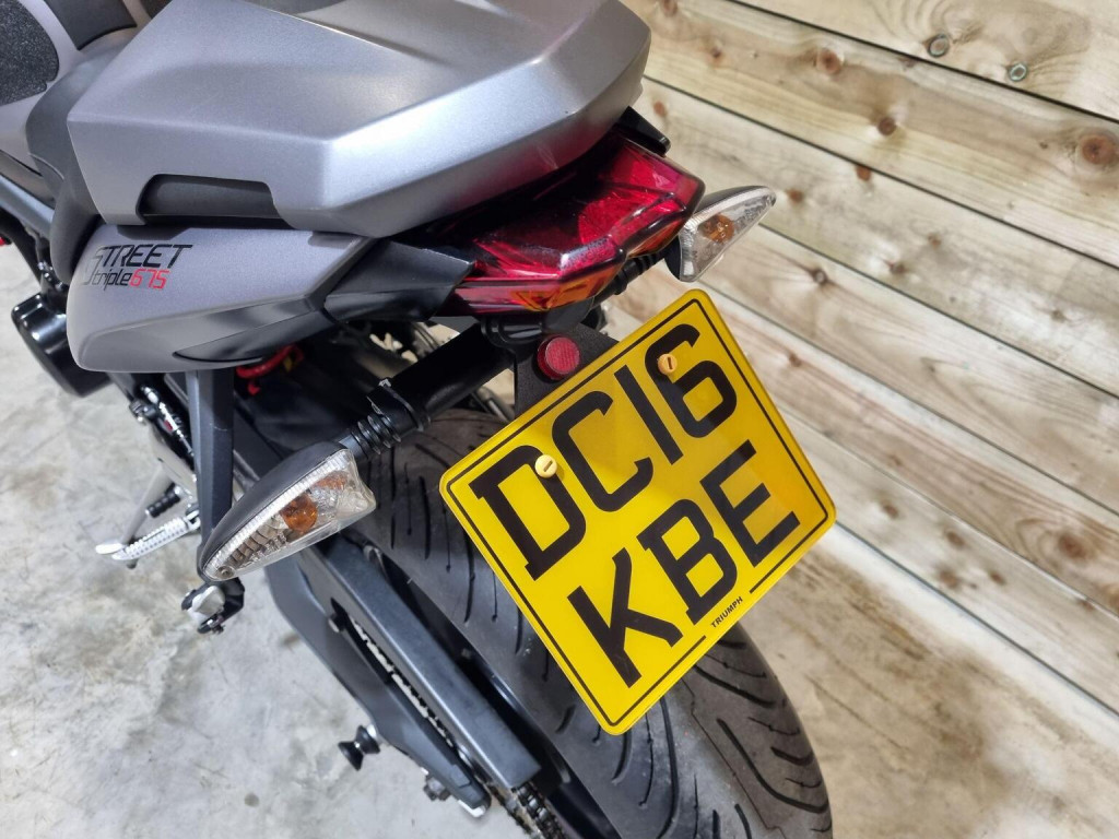 TRIUMPH STREET TRIPLE 675