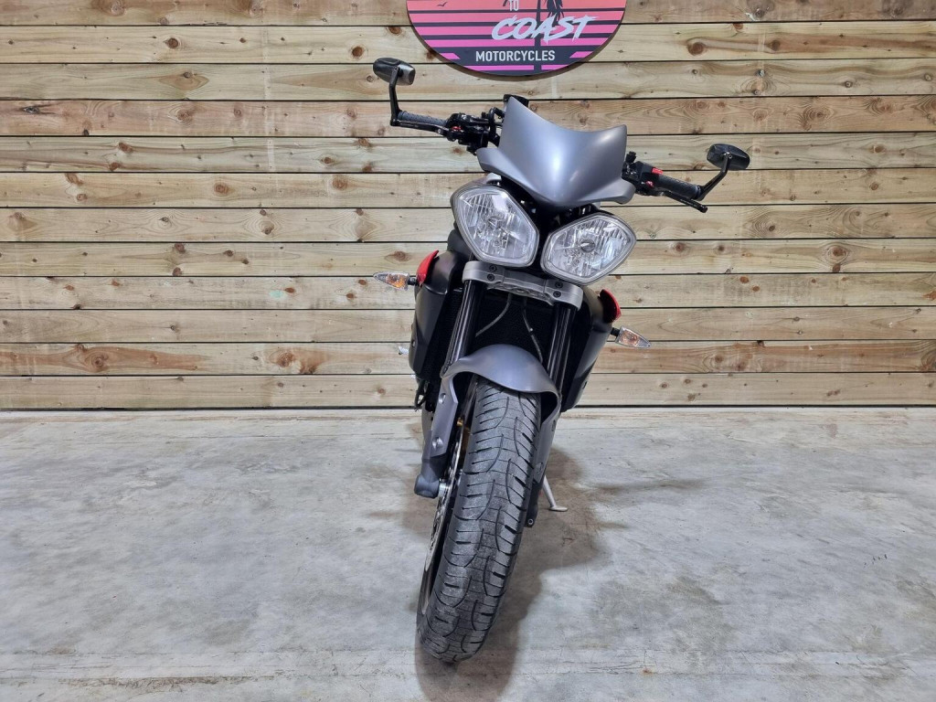 TRIUMPH STREET TRIPLE 675