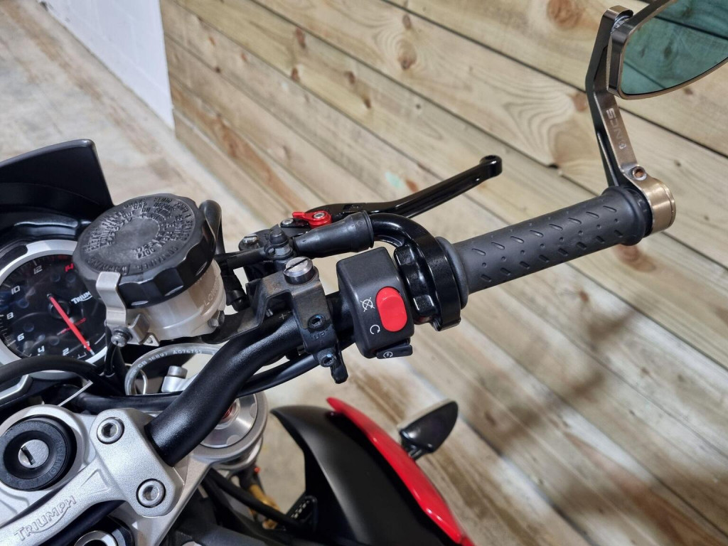 TRIUMPH STREET TRIPLE 675