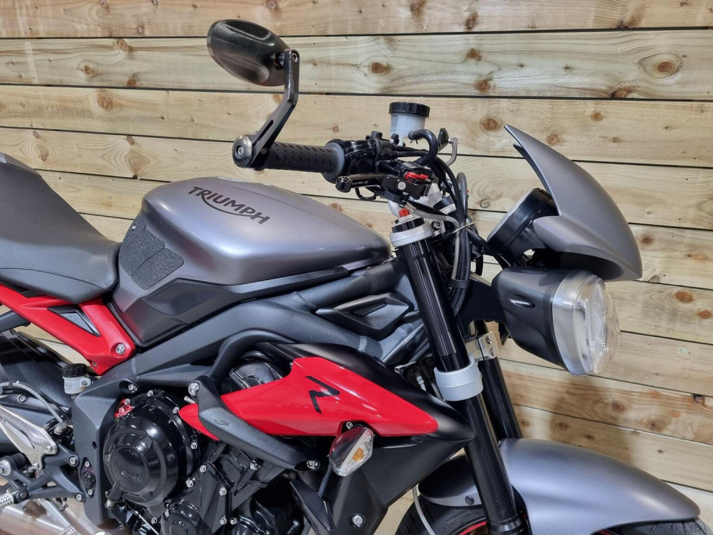TRIUMPH STREET TRIPLE 675