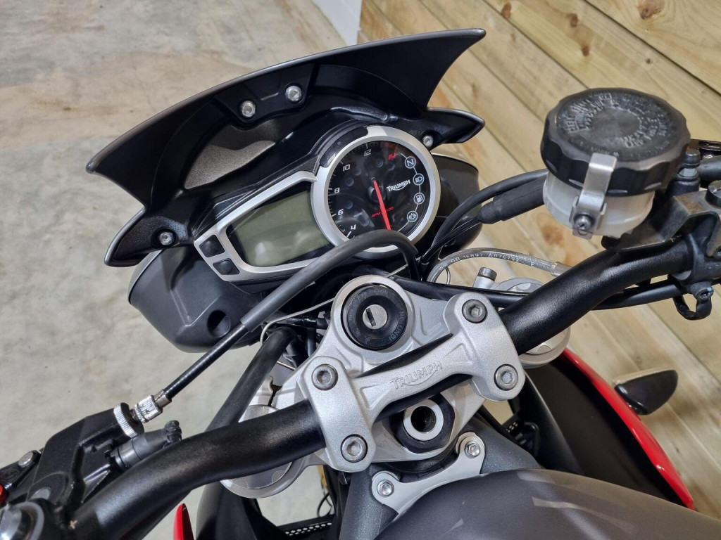 TRIUMPH STREET TRIPLE 675