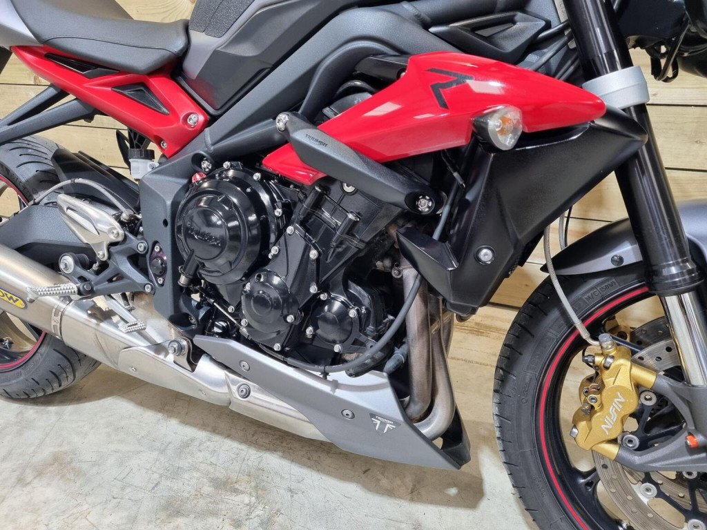 TRIUMPH STREET TRIPLE 675