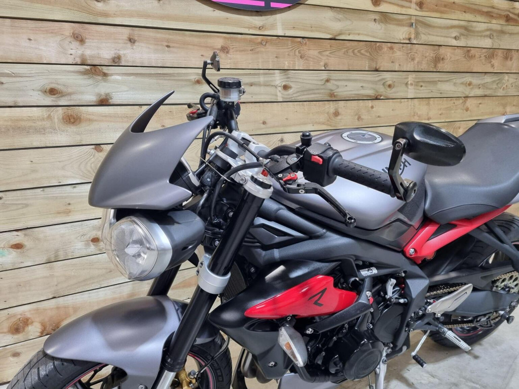 TRIUMPH STREET TRIPLE 675
