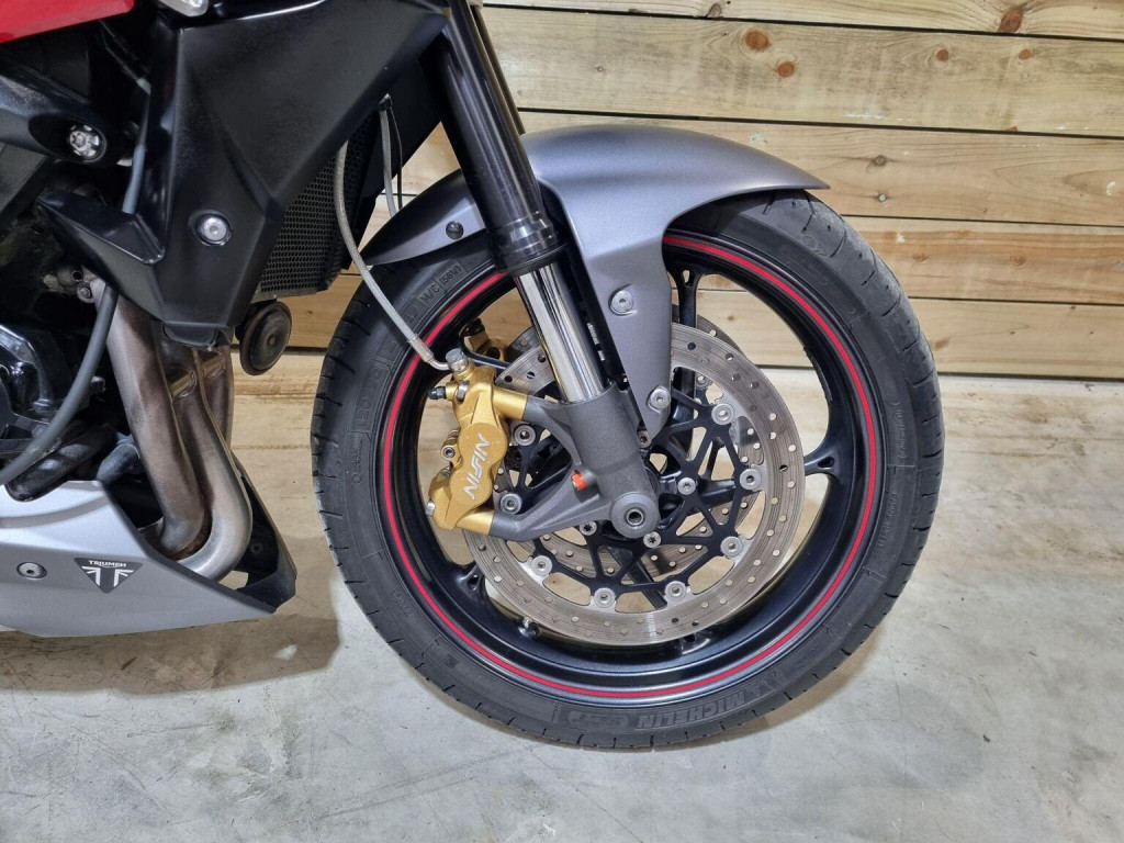 TRIUMPH STREET TRIPLE 675