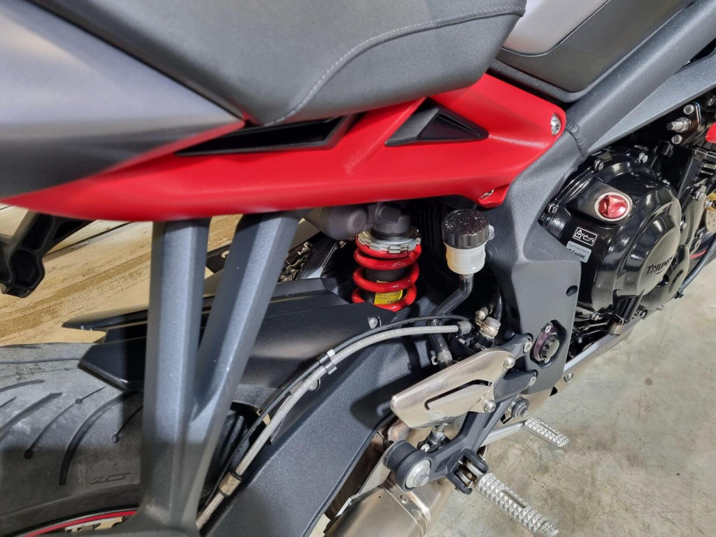 TRIUMPH STREET TRIPLE 675