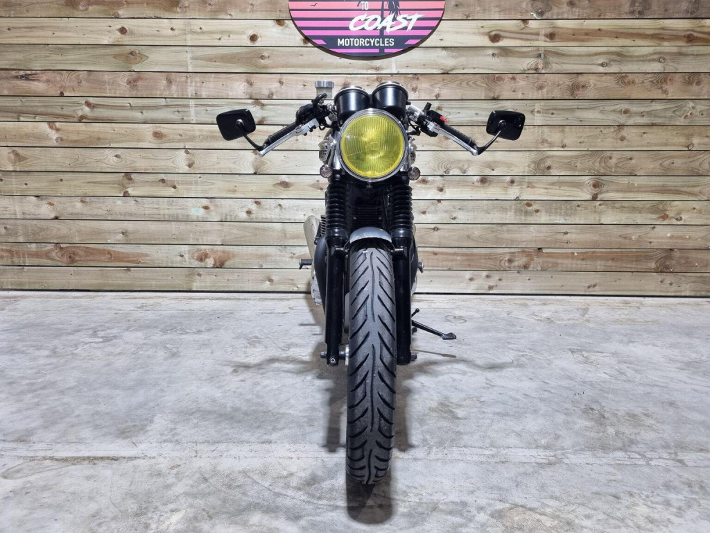 TRIUMPH THRUXTON 900