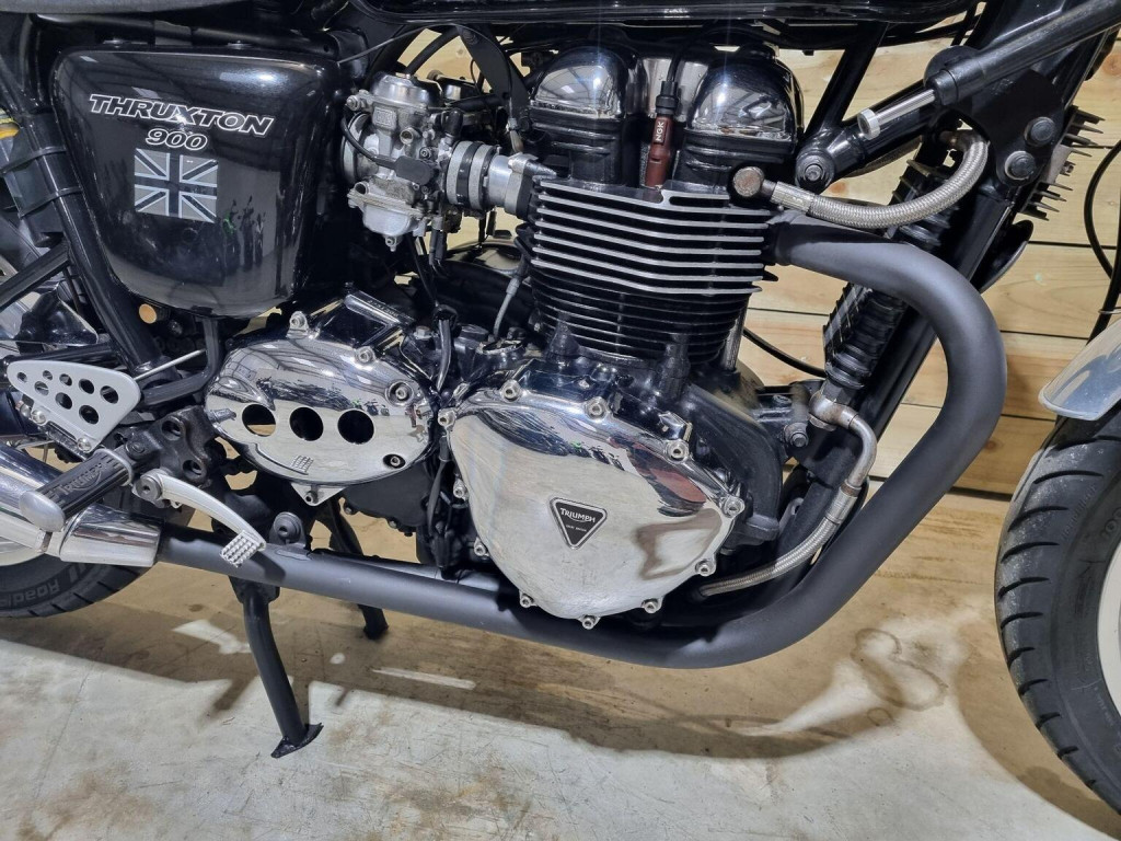 TRIUMPH THRUXTON 900