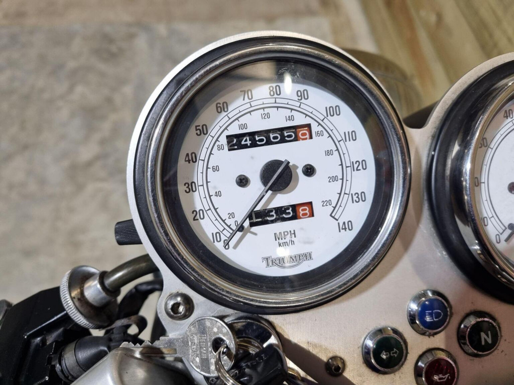 TRIUMPH THRUXTON 900