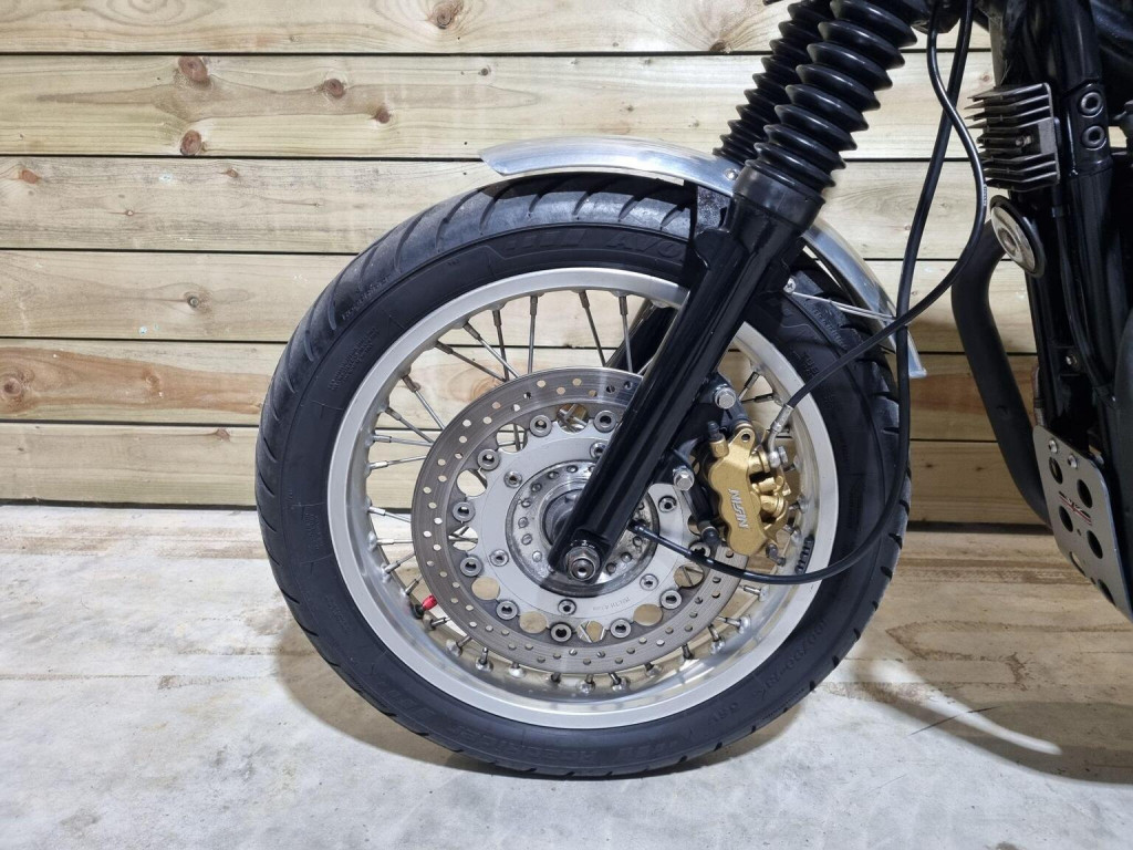 TRIUMPH THRUXTON 900