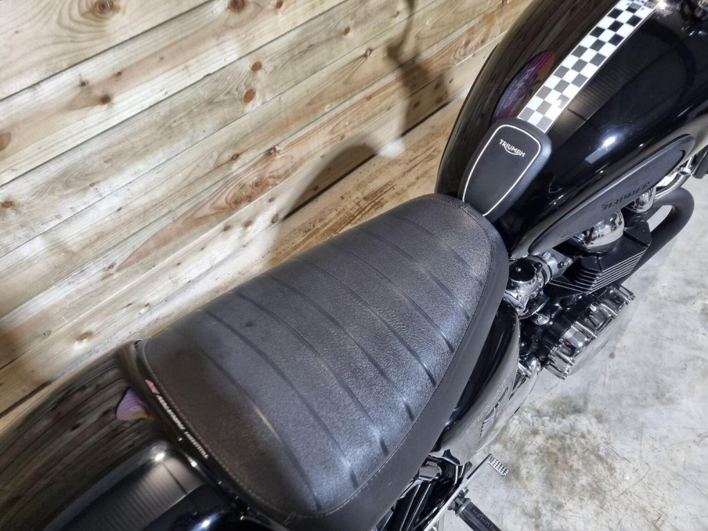 TRIUMPH THRUXTON 900
