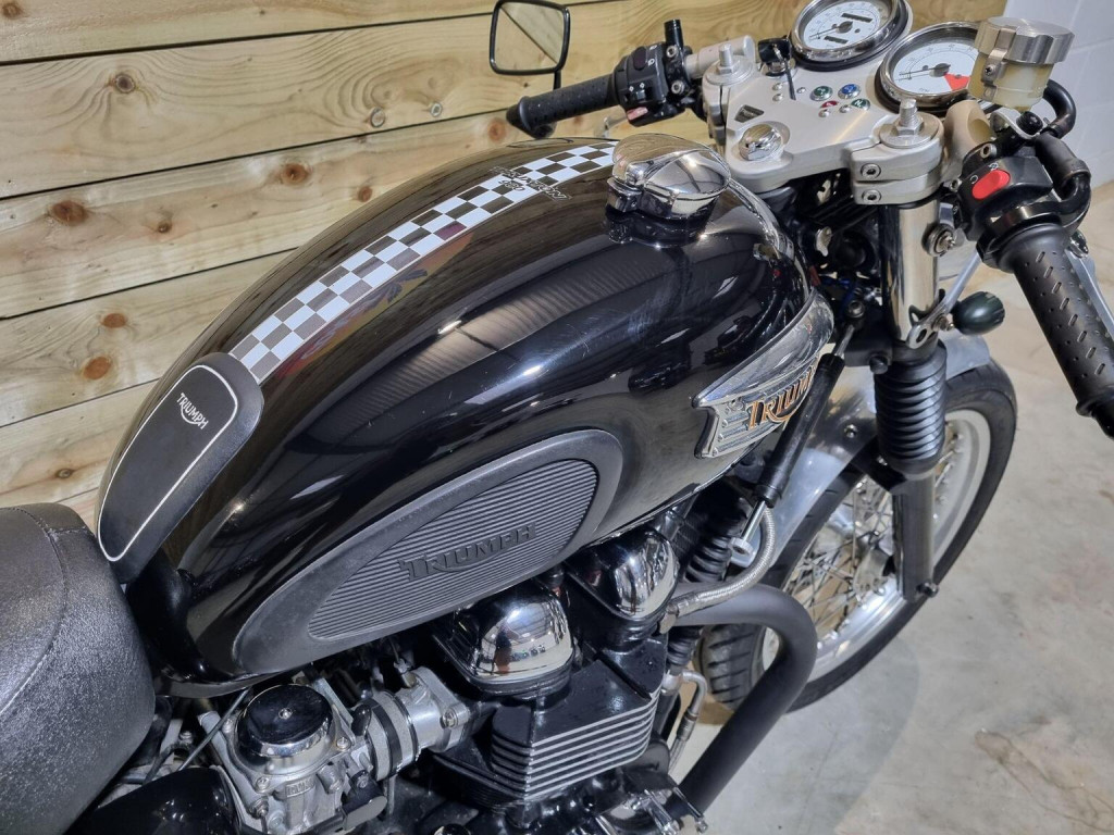 TRIUMPH THRUXTON 900