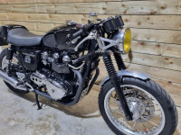 TRIUMPH THRUXTON 900