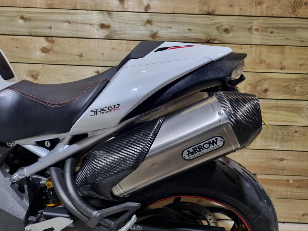TRIUMPH SPEED TRIPLE 1050