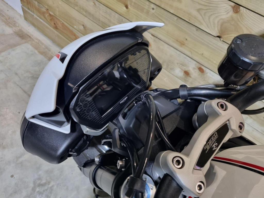 TRIUMPH SPEED TRIPLE 1050