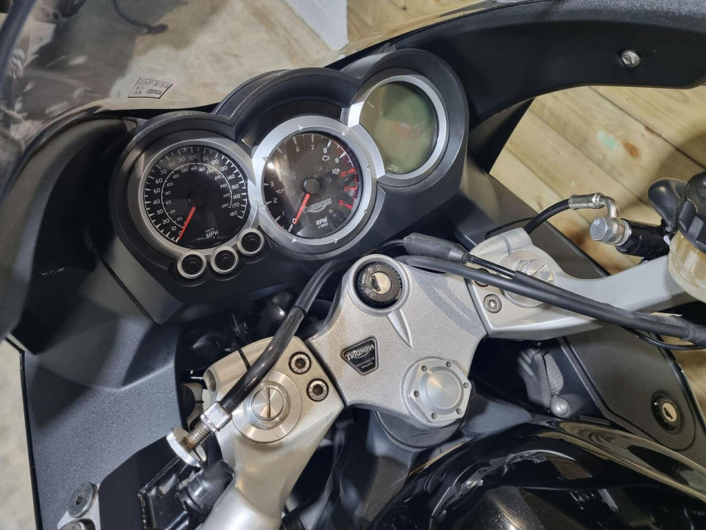 TRIUMPH SPRINT ST 1050