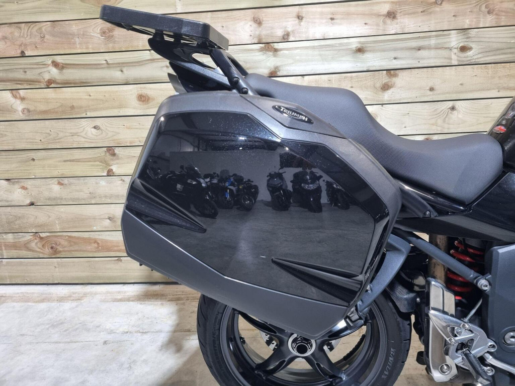 TRIUMPH SPRINT ST 1050