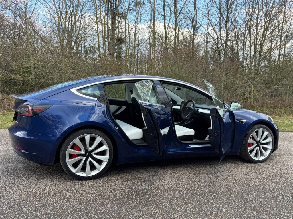 TESLA MODEL 3
