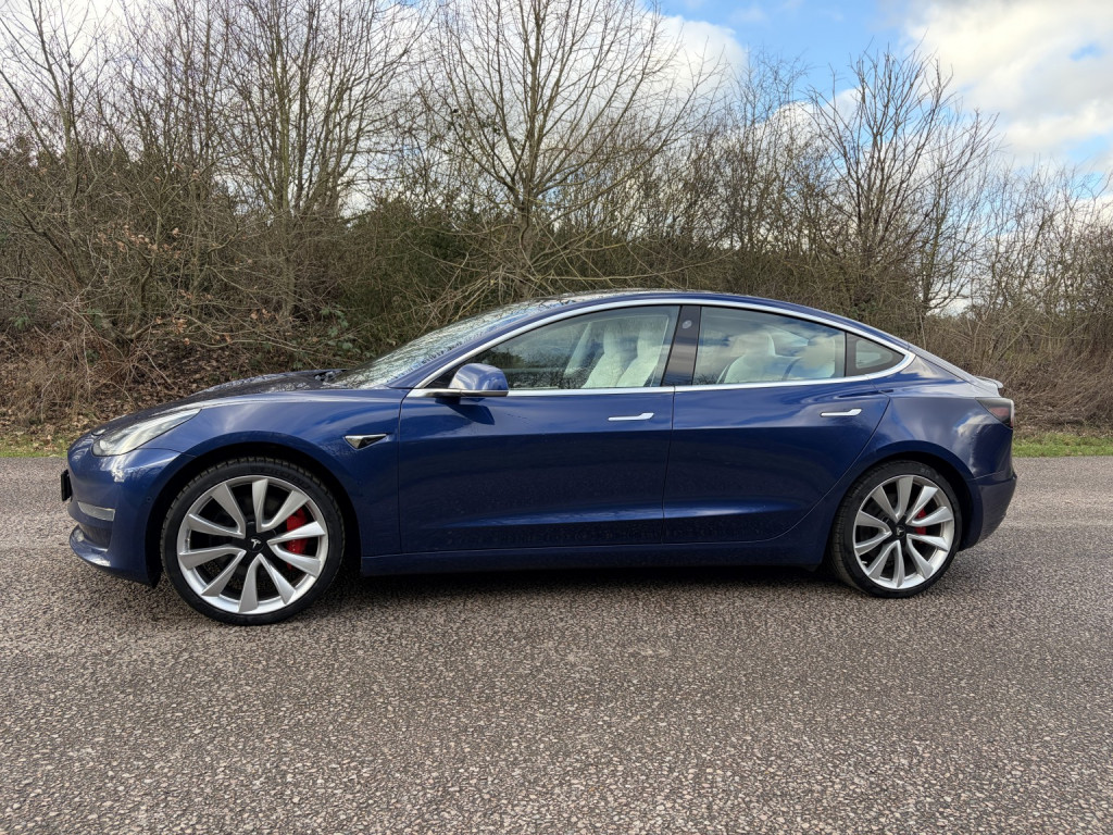 TESLA MODEL 3