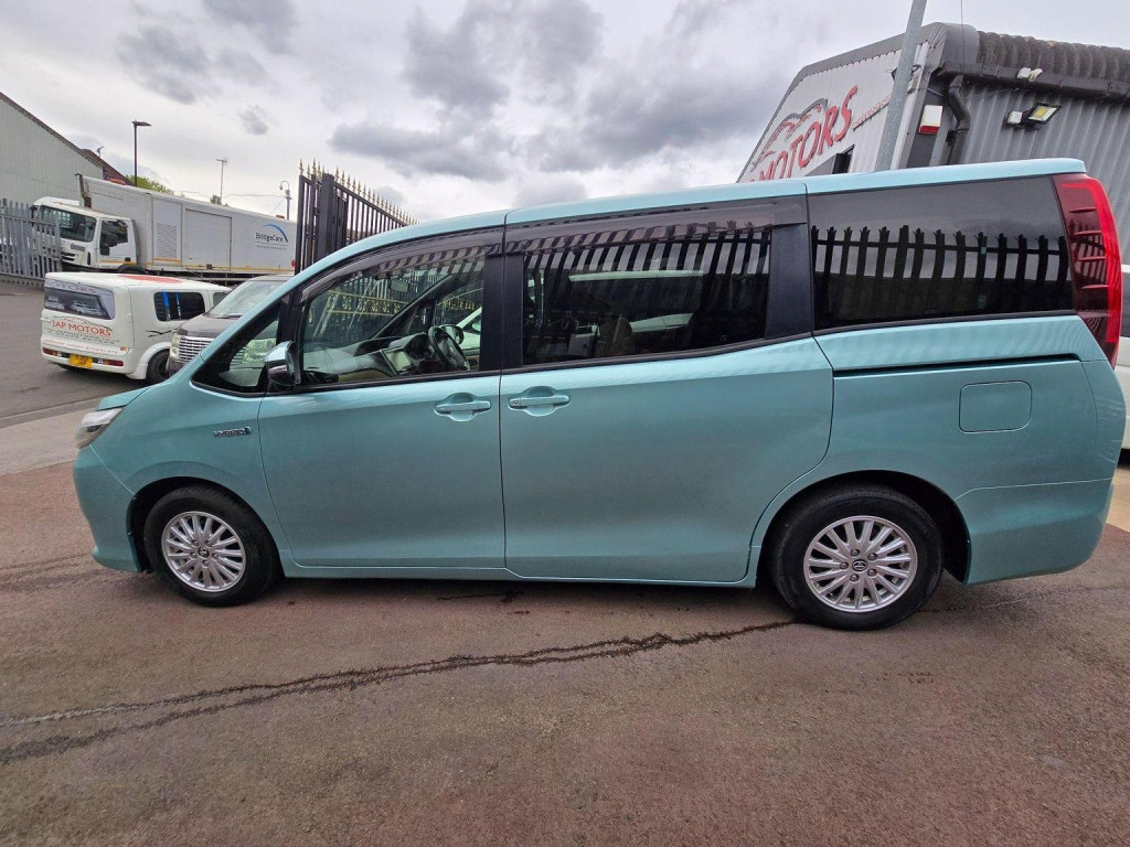 TOYOTA NOAH