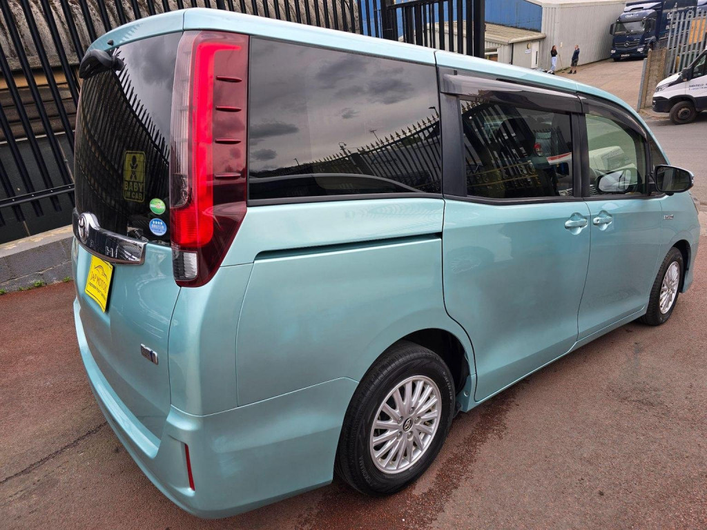TOYOTA NOAH