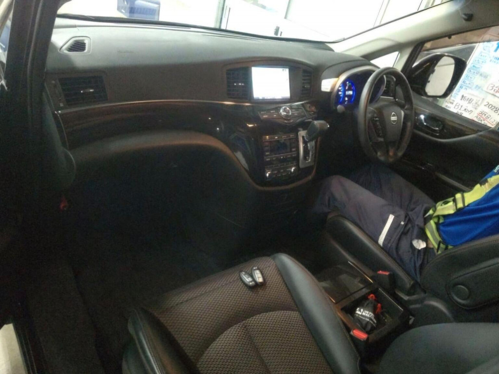 NISSAN ELGRAND