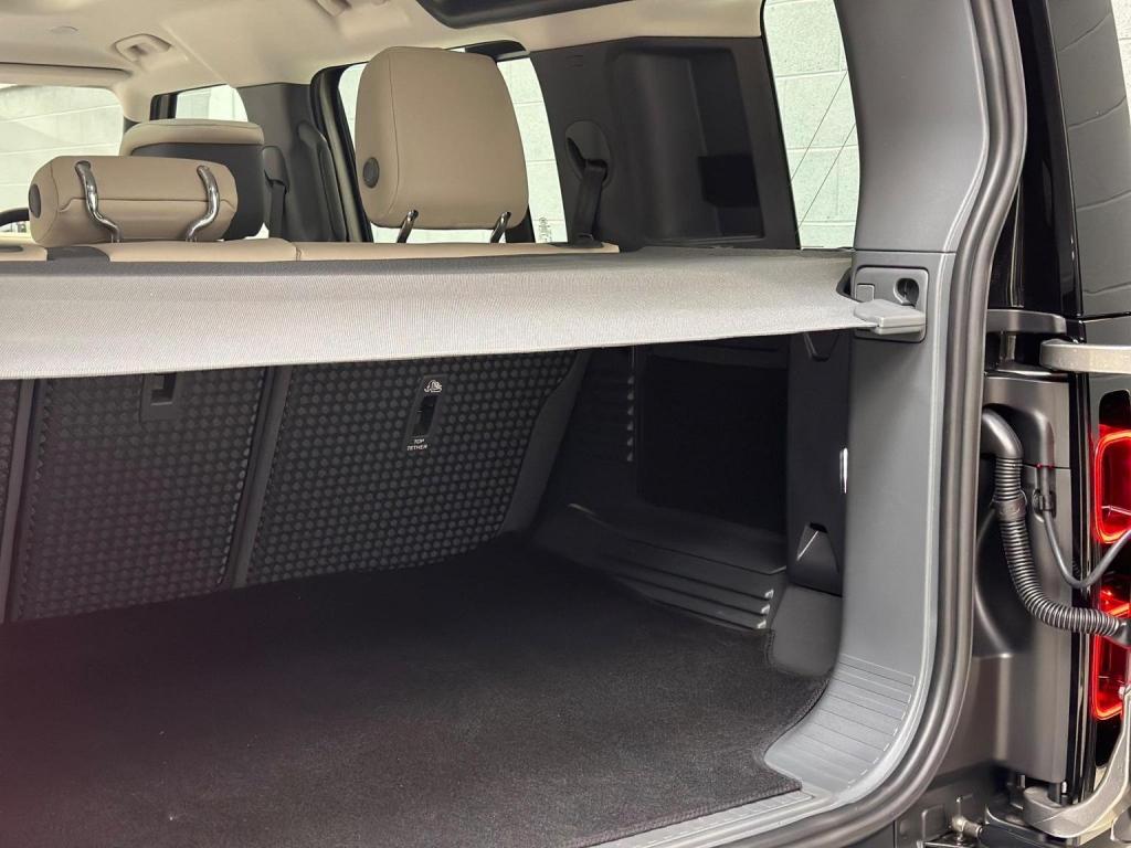 LAND ROVER DEFENDER 110